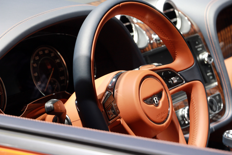 Illustration for article titled The Bentley Bentayga Has A Trunk Full Of Champagne And Diamonds In Its Clock